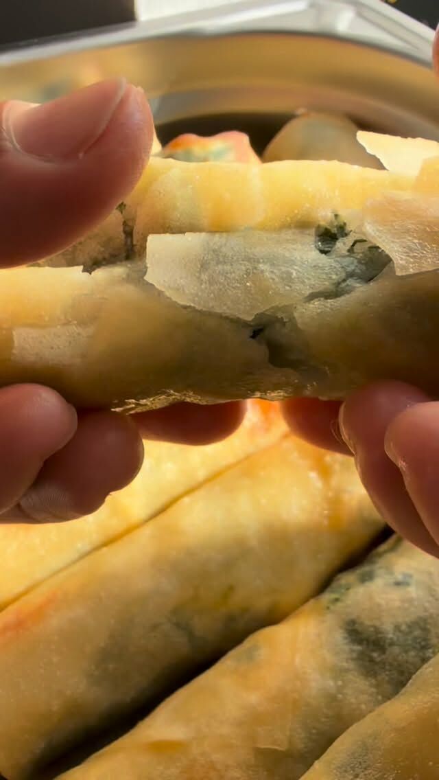 Préparation des nems épinard mozzarella par la cheffe Somsanouk

#asianfood #foodporn #vietfoodlovers #faitmaison #takeaway #foodbordeaux #veggiebordeaux #bruges #thaisaphai #cateringlife #weekendvibes